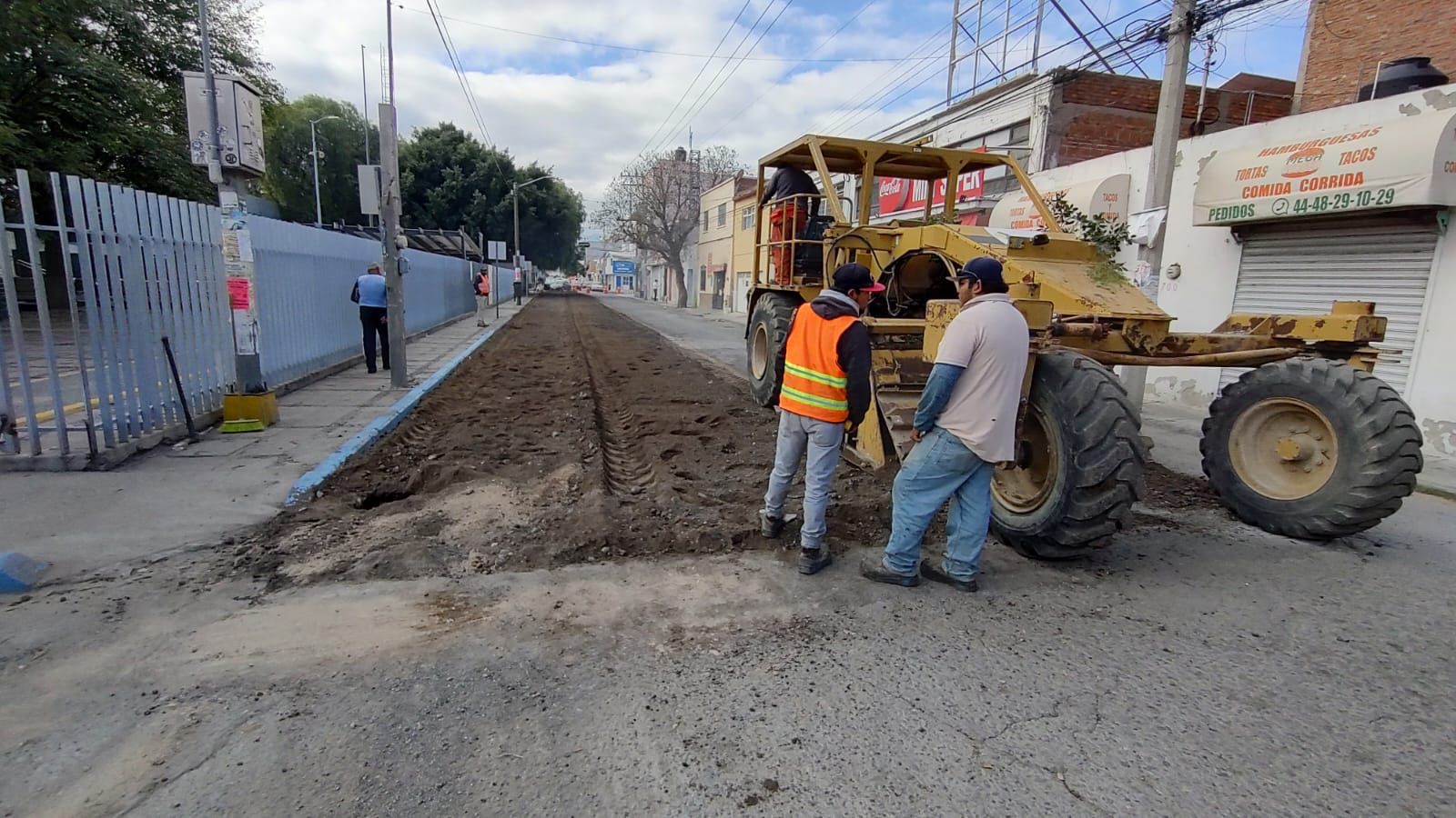 trabajador municipal en labores de mantenimiento